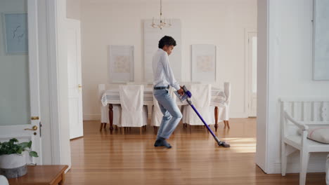 funny-man-dancing-with-vacuum-cleaner-at-home-celebrating-success-with-weird-victory-dance-moves-having-fun-doing-chores-feeling-successful-4k