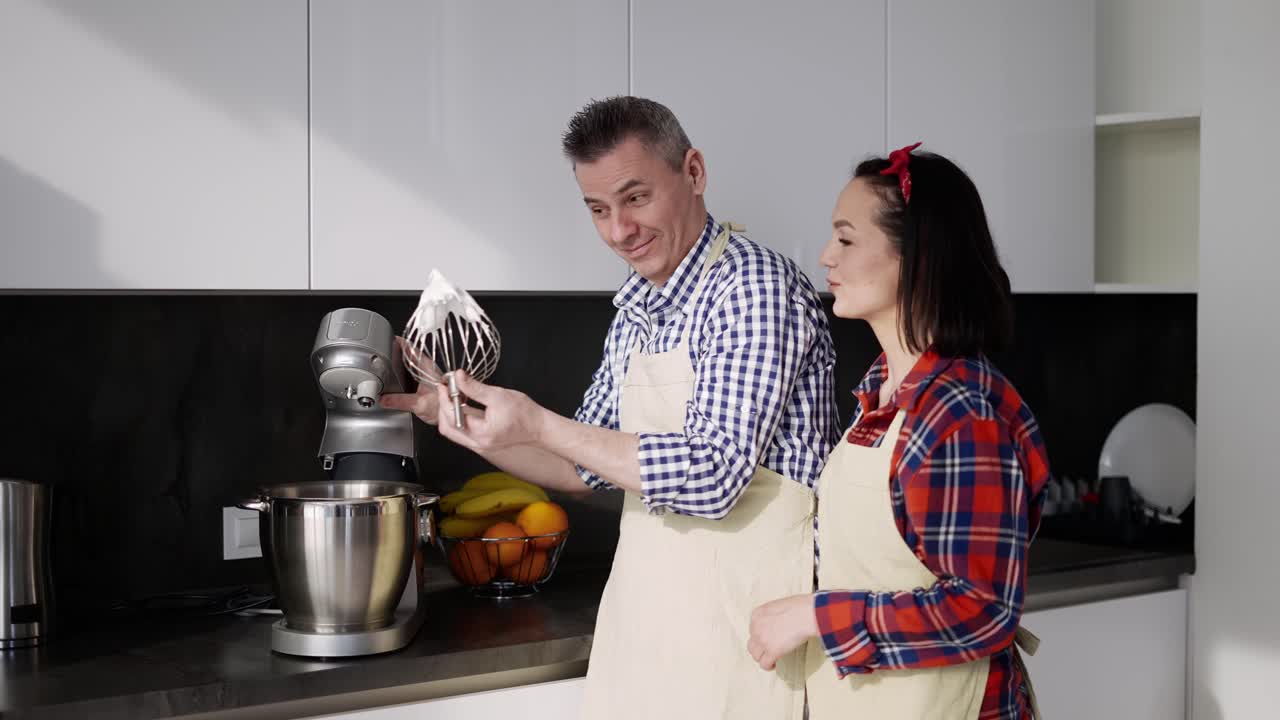 el hombre terminó de batir una crema - la mujer se ensució la nariz y lamido