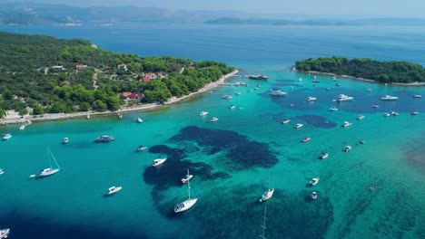 Blaue-Lagune-Mit-Kroatischem-Festland-Im-Hintergrund