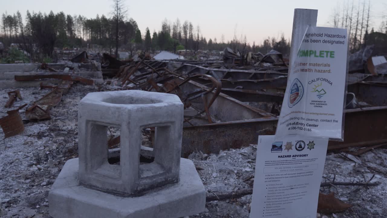 낙원, 캘리포니아 동네에서 산불 집 여파의 돌리 샷