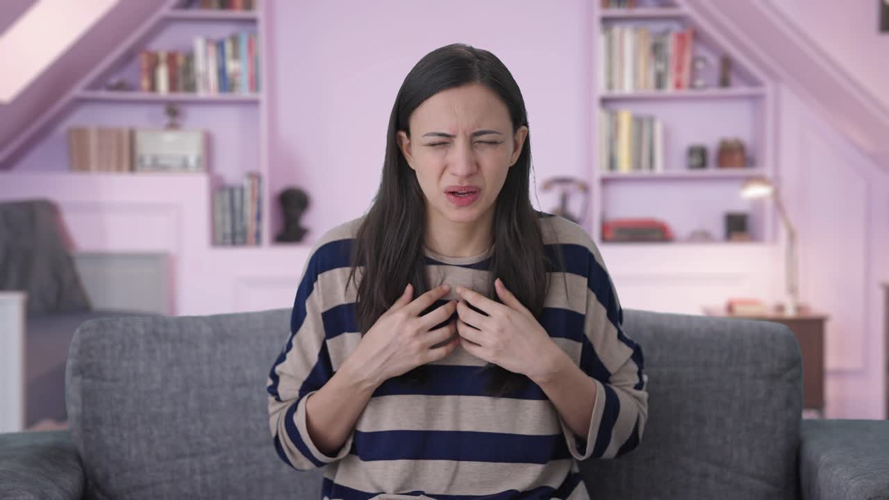 chica india enferma que tiene un ataque de asma