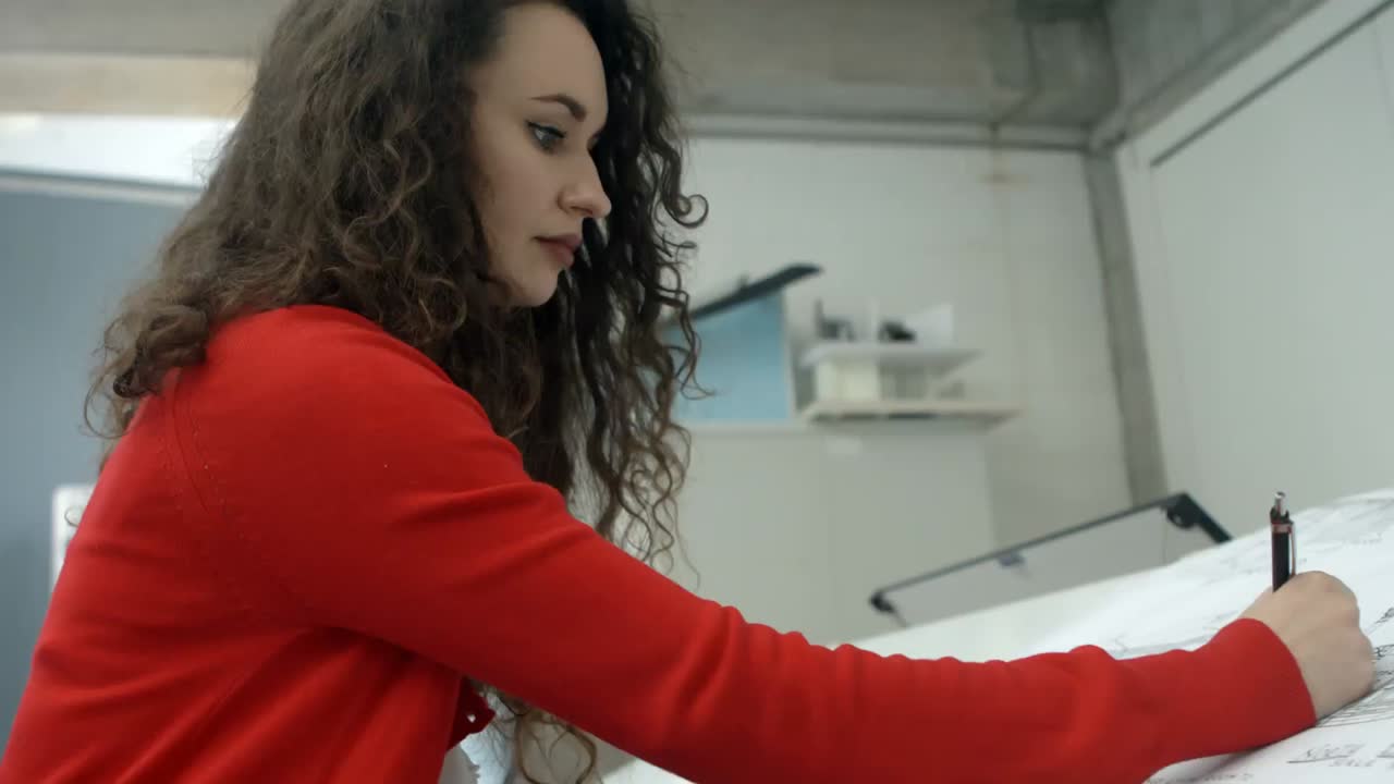 mujer ejecutiva trabajando en el proyecto 4k