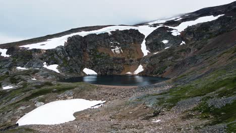 excursionistas caminando hasta el borde del pintoresco lago del cráter cerca de smithers, columbia británica, en canadá