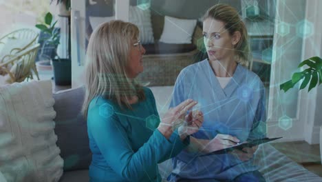 animación de la red de conexiones y procesamiento de datos sobre una mujer caucásica mayor y un médico