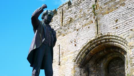 david lloyd george 동상 caernarfon 도시 마을 성벽 근처의 정치인 지도자 조각