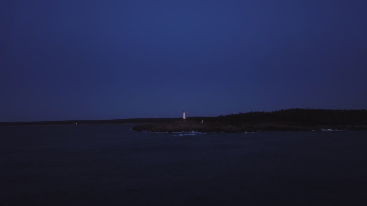 외딴 섬 해안과 고립된 등대 탑의 황혼, 극적인 영화 같은 공중 바다 전망