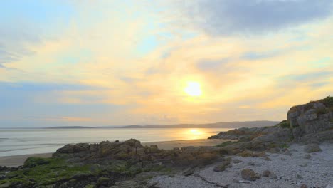 Zeitraffer,-Der-Sich-Schnell-Bewegende-Wolken-Bei-Sonnenuntergang-Mit-30-facher-Normalgeschwindigkeit-Und-1-Sekunden-Belichtungen-In-Silverdale,-Lancashire,-England,-Vereinigtes-Königreich