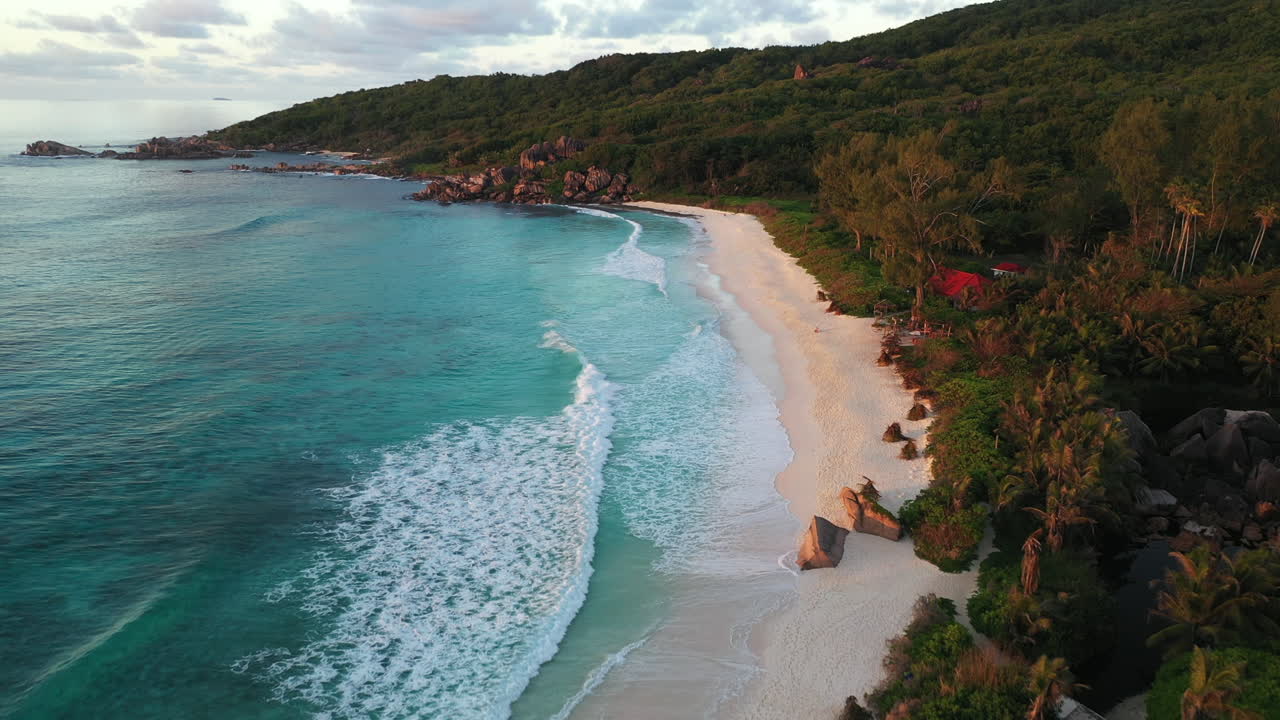 drone volando más allá de una persona de pie sobre una roca