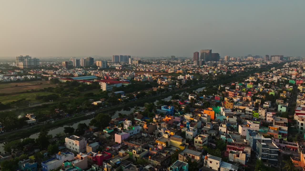 tomada de un avión no tripulado de una ciudad de chennai con un lago durante la puesta de sol en la india