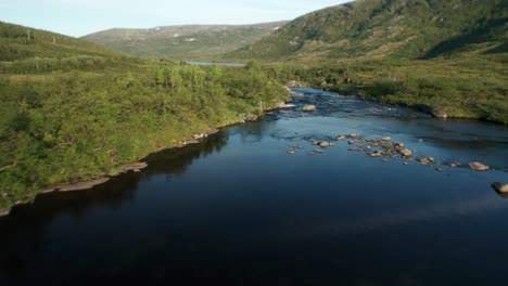 Vorwärtsflug-über-Dem-Masvasstjonnan-see-In-Norwegen