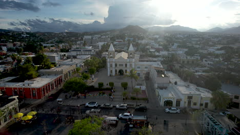 toma rotacional de drones de la iglesia principal de san jose del cabo en baja california sur mexico