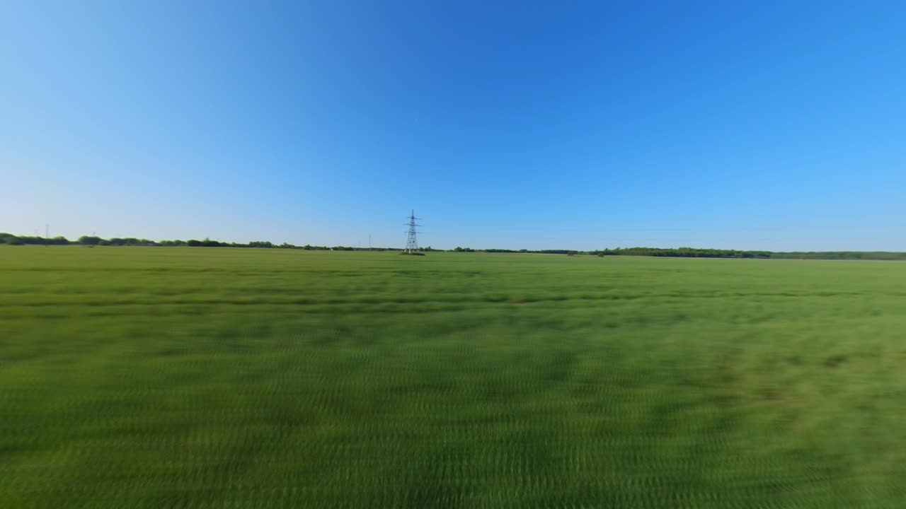 초록색 농장 에 있는 고압 전력 전송 라인 기둥 의 하이퍼  ⁇ 스  ⁇