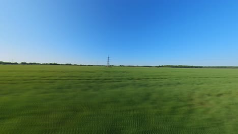 disparo de hiperlapso de postes de líneas de transmisión de energía de alta tensión en campos agrícolas verdes
