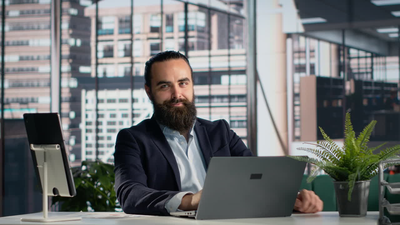 Ritratto professionale, professionista in ufficio, uomo d'affari con autorità