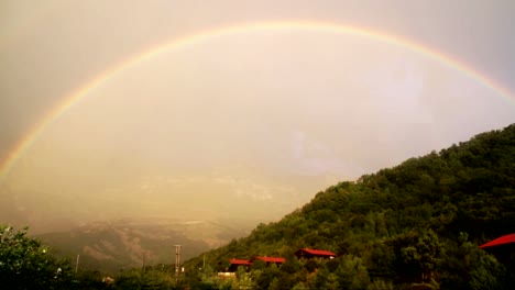 Hermoso-Arco-Iris-Sobre-Un-Pueblo-En-El-Bosque-En-Las-Montañas-Tzoumerka-En-Grecia