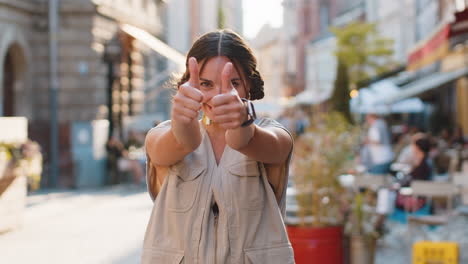 Glückliche-Frau,-Die-Daumen-Nach-Oben-Zeigt,-Wie-Ein-Positives-Zeichen,-Etwas-Gutes,-Positives-Feedback-In-Der-Stadtstraße