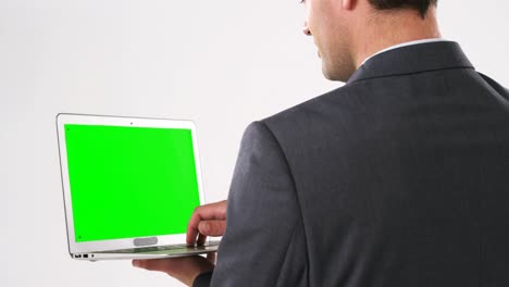 hombre de negocios usando una computadora portátil