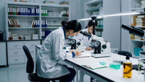 científicos que trabajan en un laboratorio