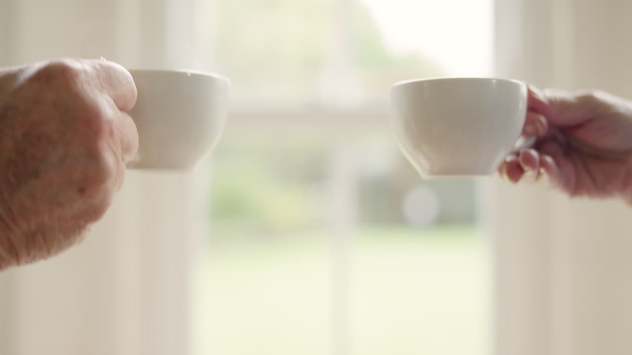 고위 부부, 손 또는 토스트와 함께 차를 마시는