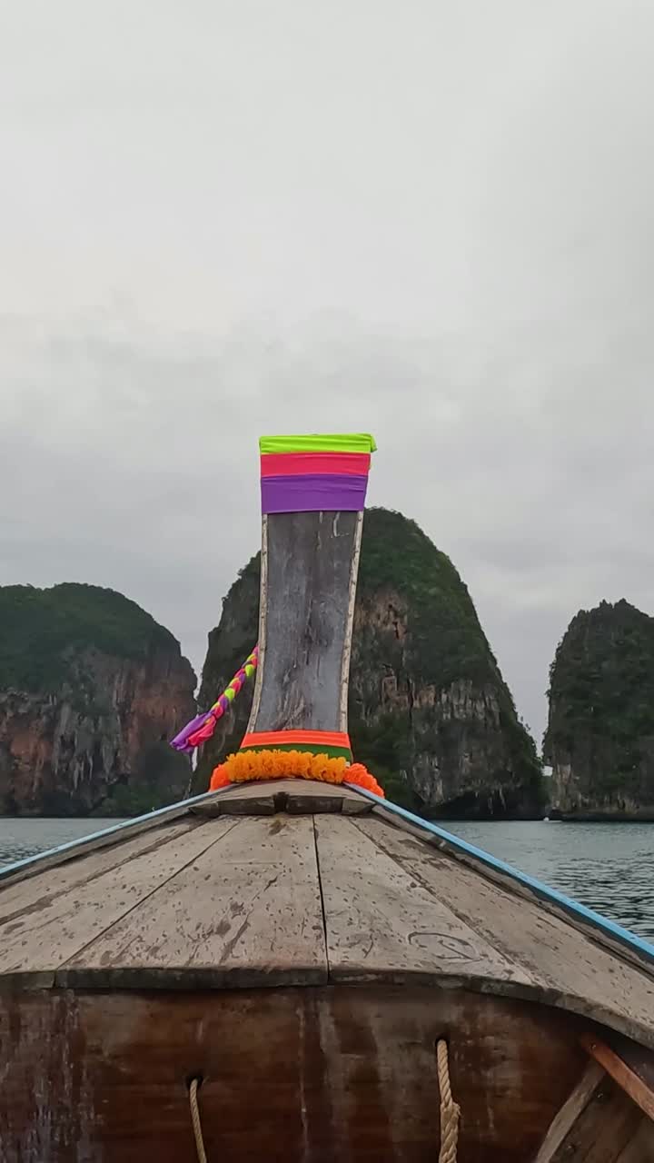 태국에서 경치 좋은 절벽과 물을 탐험합니다.