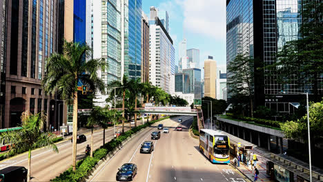 Tráfico-Ligero-En-Gloucester-Road-Hong-Kong-En-Un-Día-Soleado-Con-Cielo-Azul