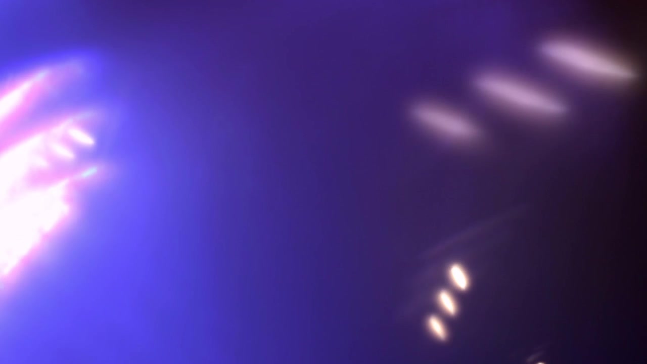 Sovrapposizione astratta di perdite di luce blu e bagliore dell'obiettivo