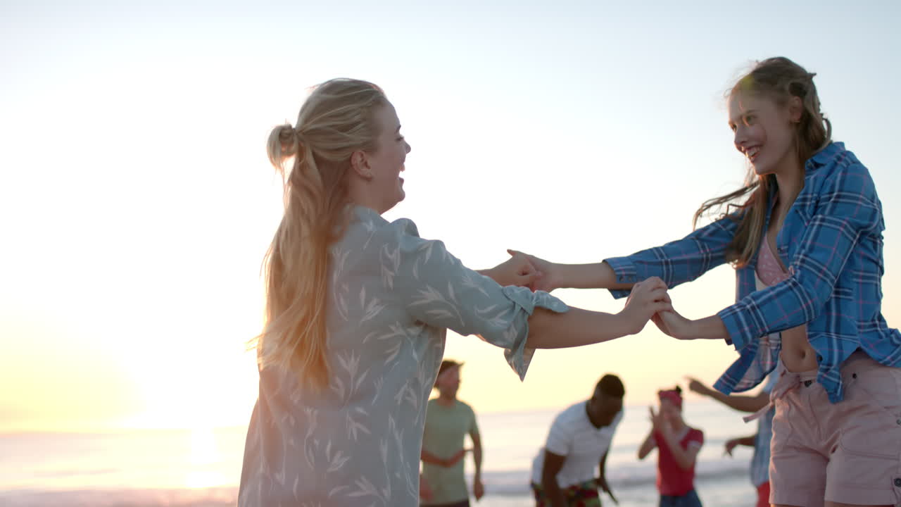 백인 부부는 파티에서 해가 지는 해변 춤을 즐기고, 복사 공간이 있습니다.