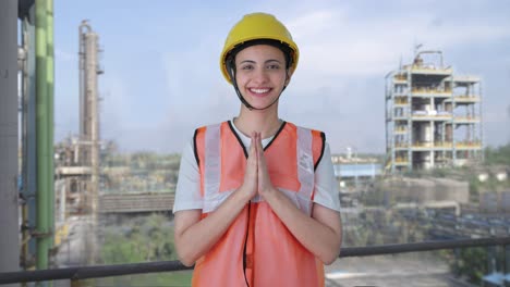 Feliz-Trabajadora-De-La-Construcción-India-Haciendo-Namaste