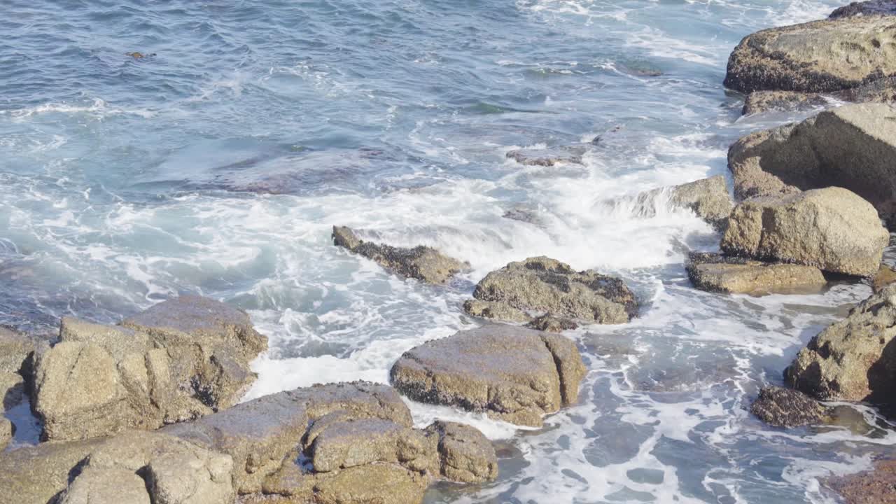 Onde che si infrangono su una costa rocciosa a Sea Point