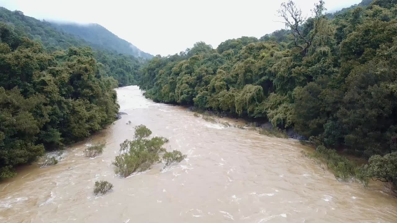 이것은 서쪽 가타스 계곡에서 흐르는 강입니다.