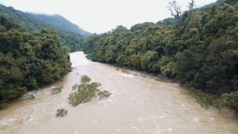 este es un río que fluye en el valle de los ghats occidentales