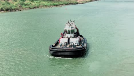 tránsito del canal de panamá entre el océano pacífico y el atlántico
