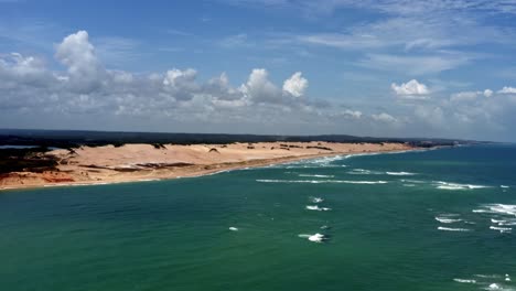 Dolly-En-Toma-Aérea-De-Drones-Del-Cruce-De-Malembá-Donde-El-Océano-Atlántico-Se-Une-Con-La-Laguna-De-Guaraíras-Con-Grandes-Dunas-De-Arena-En-Tibau-Do-Sul-Cerca-De-Pipa,-Brasil-En-Rio-Grande-Do-Norte-El-Día-De-Verano