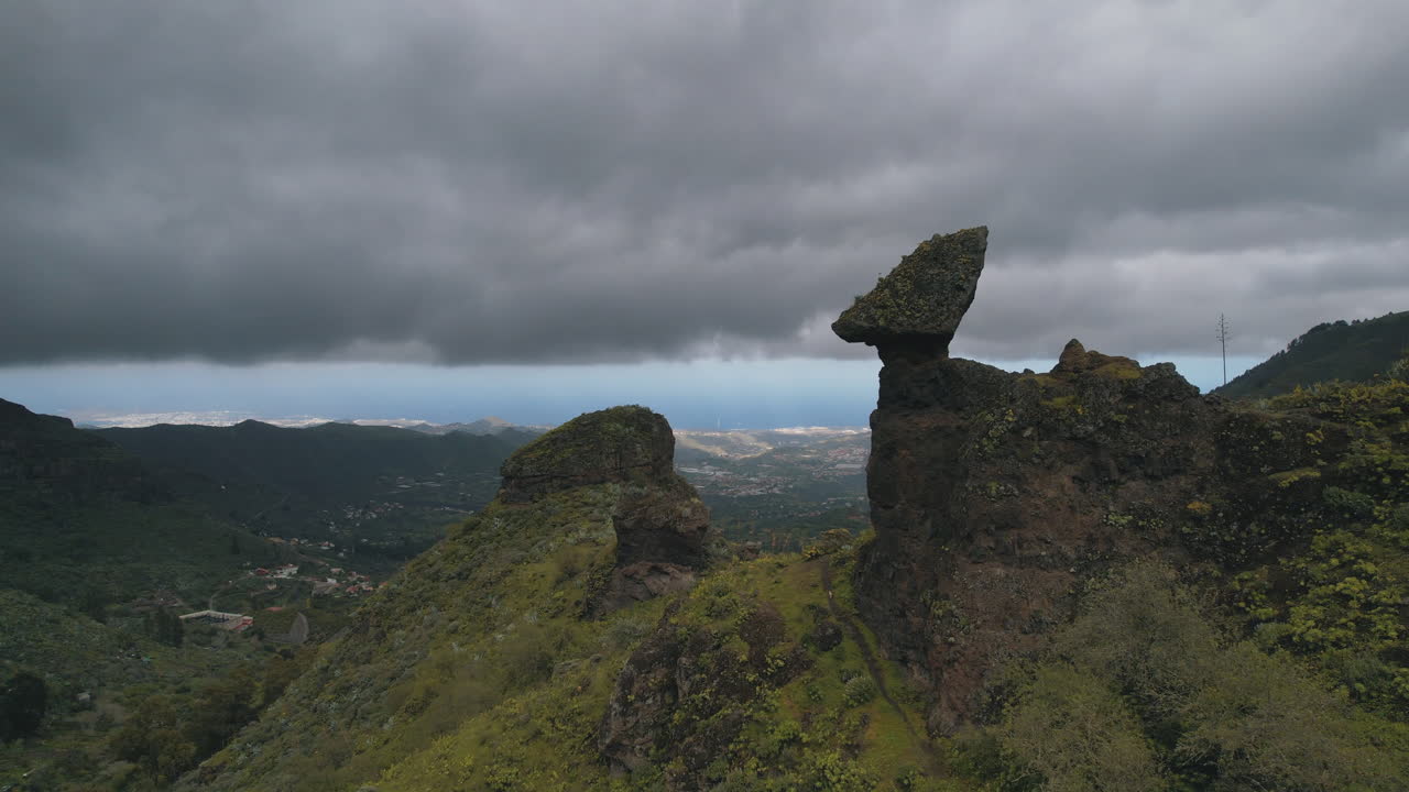 fantástica toma aérea acercándose al roque de la vela a alta velocidad en la isla de gran canaria, en la ciudad de valsequillo y al atardecer