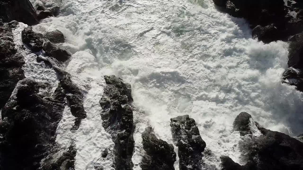 해안의 바위에 부서지는 대서양의 파도