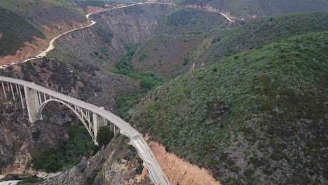 Luftkreisen-über-Der-Berühmten-Und-Ikonischen-Bixby-Creek-Bridge,-Kalifornien