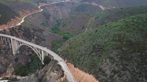 antena dando vueltas sobre el famoso e icónico puente bixby creek, california