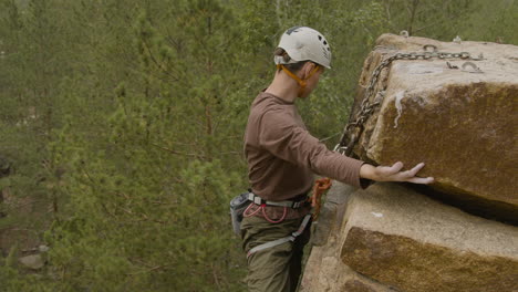 escalador en una roca de pared