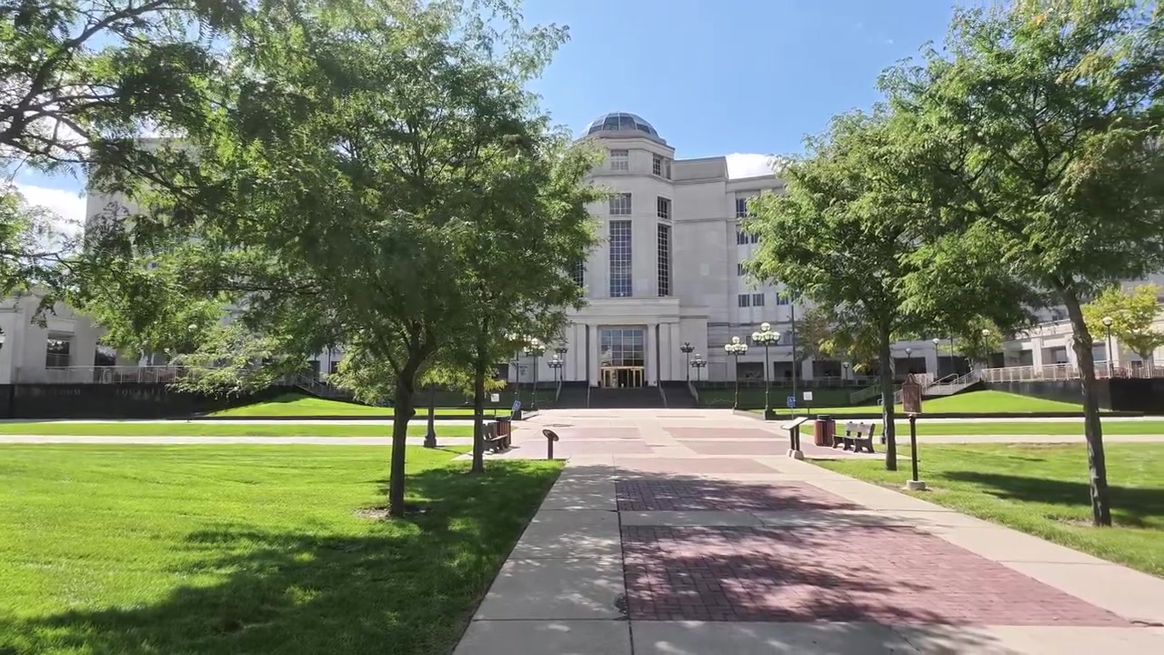 Esterno della Michigan Hall of Justice con panoramica video.