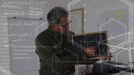 animación de ecuaciones matemáticas sobre un maestro masculino biracial con una pizarra.