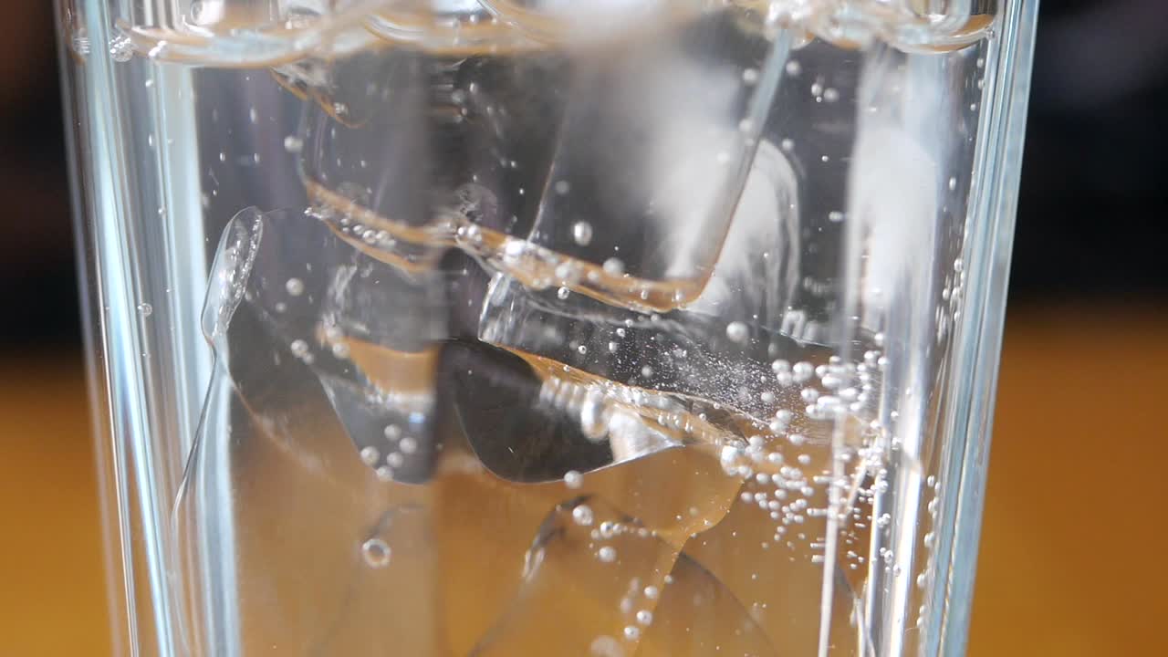 얼음으로 된 물 한 잔