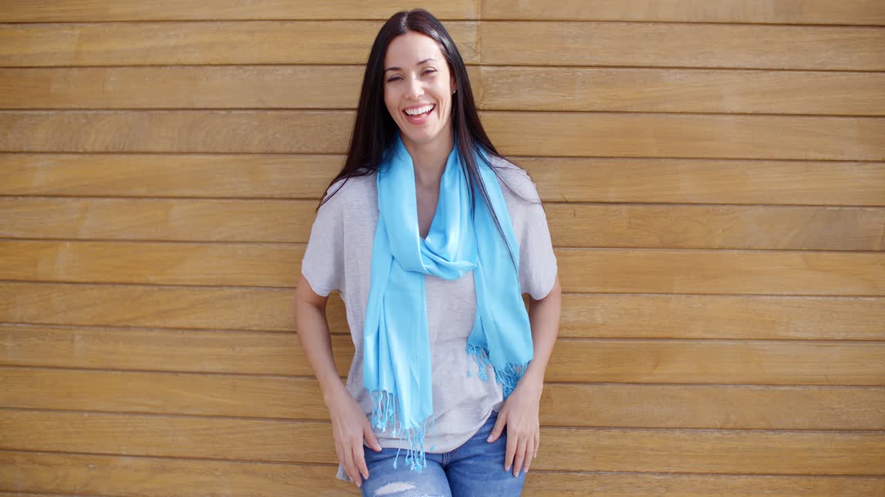 mujer confiada con los brazos cruzados