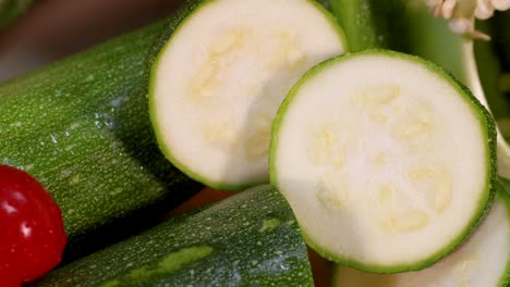 una vibrante animación en primer plano de verduras frescas, destacando el calabacín y los tomates cereza con movimiento dinámico de la cámara y iluminación natural