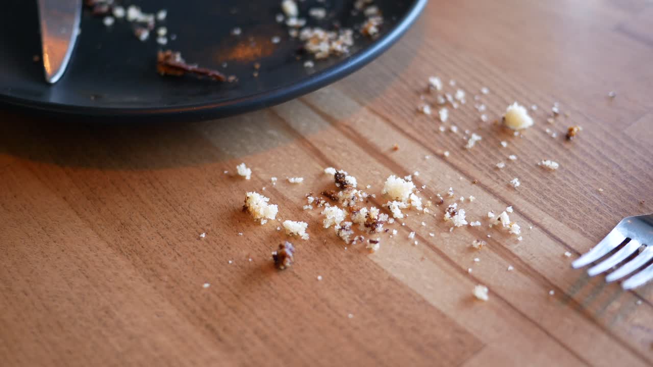 나무 테이블 에 놓인 어리