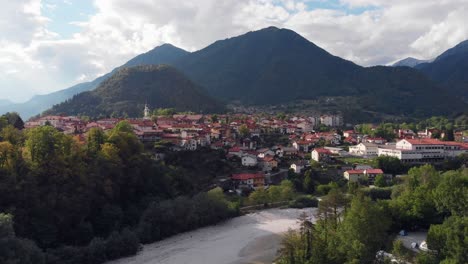 un paisaje increíble del pueblo de montaña tolmin en triglav slowenia en verano con agradables vistas panorámicas y waether
