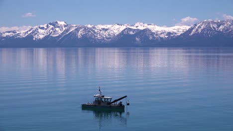 un barco de pesca en las aguas serenas y tranquilas del lago tahoe 1