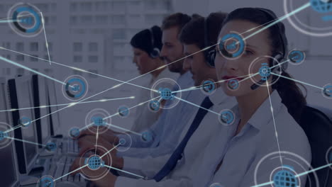 animazione della rete di connessione con icone su uomini d'affari che indossano cuffie telefoniche