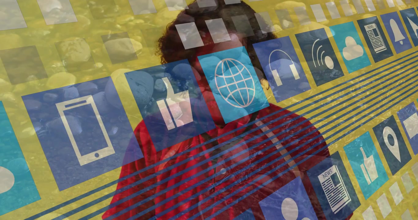 Animación de iconos digitales superpuestos a una persona con camiseta roja, mostrando conectividad tecnológica
