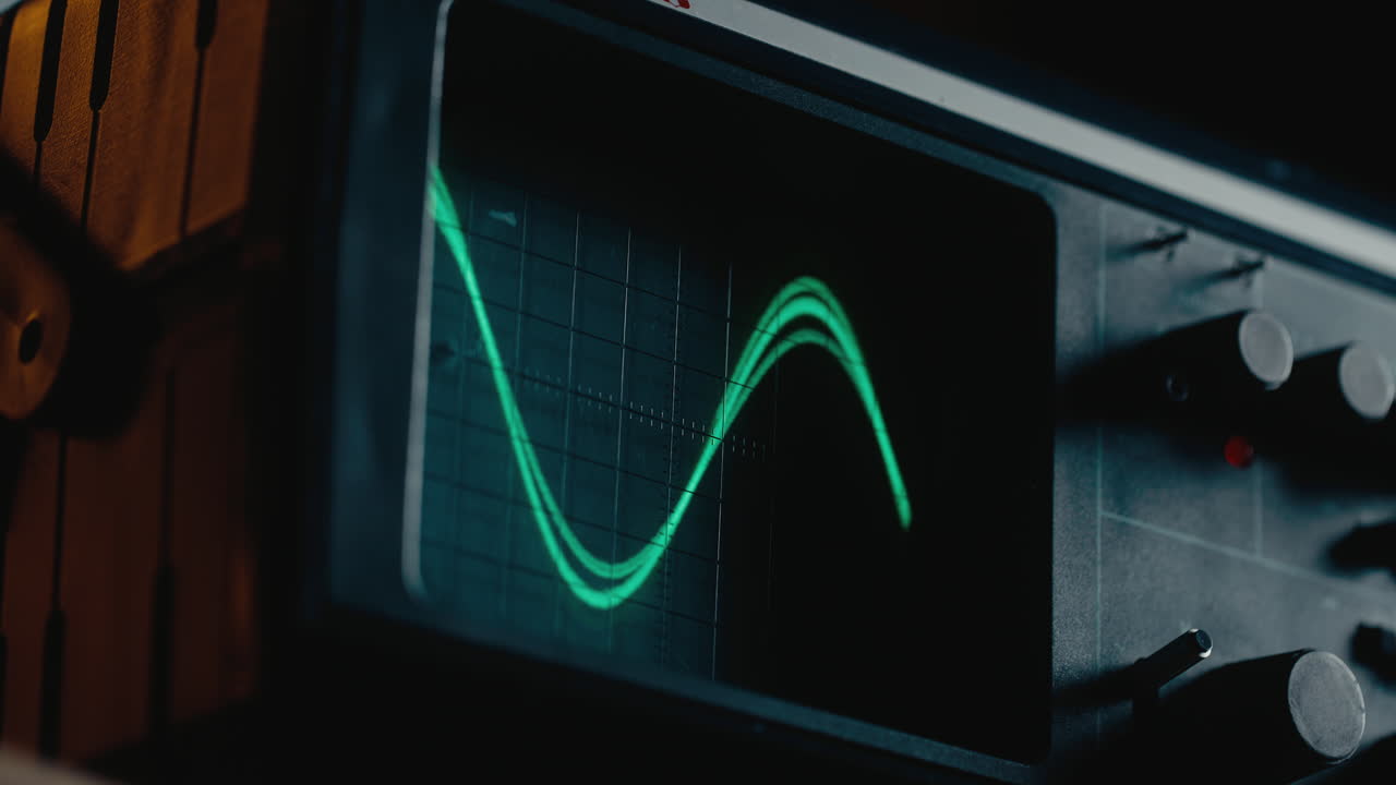 Primer plano en la pantalla del osciloscopio con ondas pulsantes