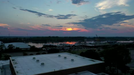 Während-Eines-Sonnenuntergangs-In-Richtung-Cape-Fear-River-Und-Marina-Dröhnen